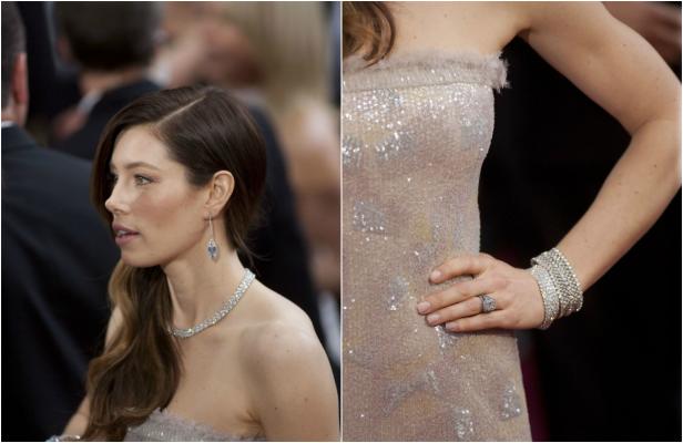 Jessica Biel trägt ein glitzerndes Kleid und Diamantschmuck auf dem roten Teppich.