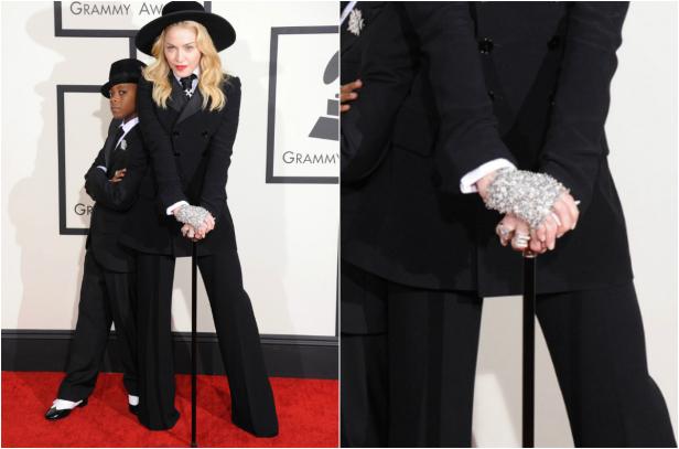 Madonna in einem schwarzen Hosenanzug und Hut mit einem Kind auf dem roten Teppich.