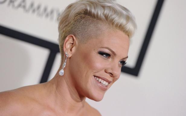 Nahaufnahme von Sängerin Pink mit platinblondem Haar und einem Diamantenohrring.