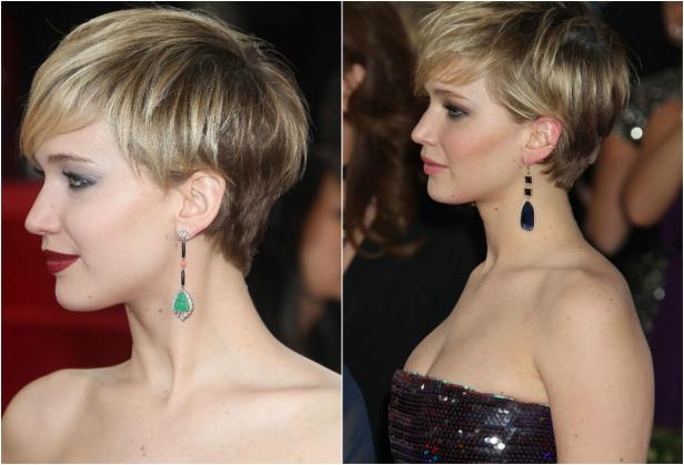 Jennifer Lawrence mit kurzem blonden Haar und auffälligen Ohrringen.