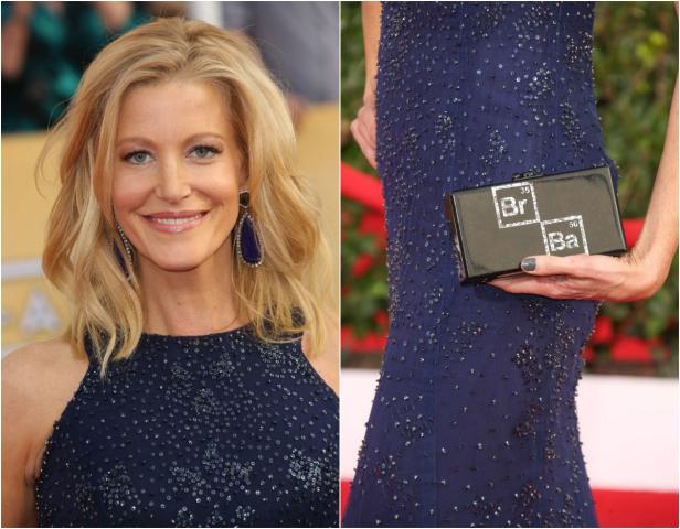 Gillian Anderson mit einer Handtasche im „Breaking Bad“-Design auf dem roten Teppich.