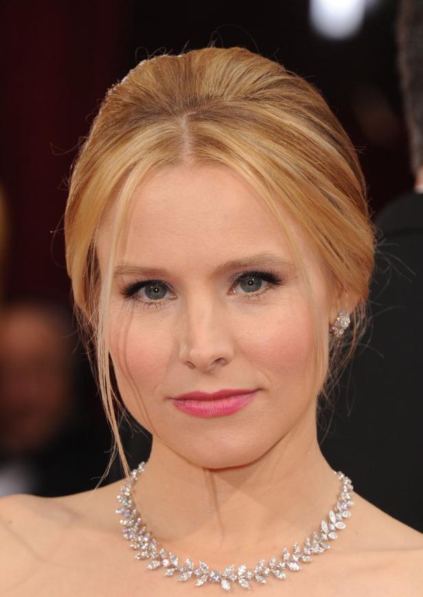 Ein Porträt von Kristen Bell mit blonden Haaren und einem Diamantcollier.