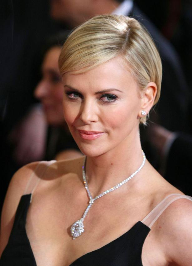 Charlize Theron mit kurzem blonden Haar und einem Diamantcollier.