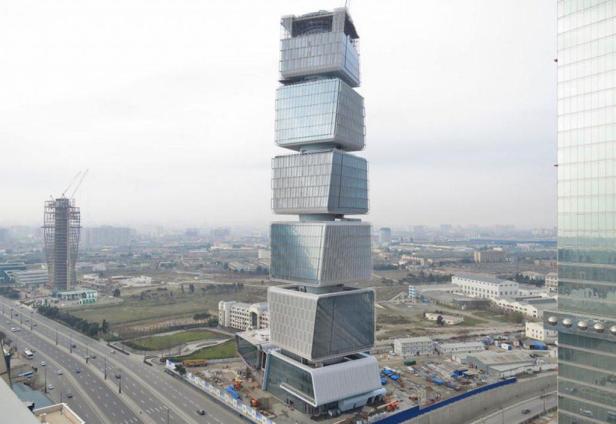 Das Gebäude des Finanzministeriums in Baku, bestehend aus gestapelten, würfelartigen Elementen.