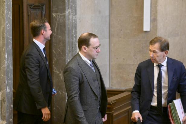 Florian Teichtmeister (mitte) auf dem Weg in den Gerichtssaal gemeinsam mit seinen Anwälten