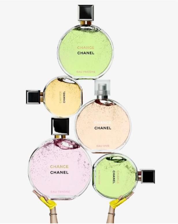 Fünf Flakons des Parfüms „Chance“ von Chanel in verschiedenen Farben sind gestapelt.