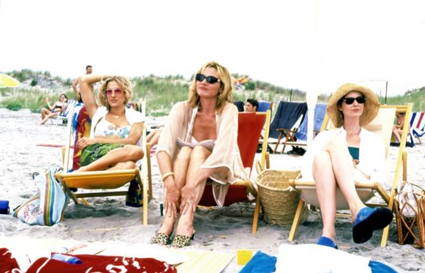 Die Schauspielerinnen aus „Sex and the City“ entspannen am Strand in ihren Liegestühlen.