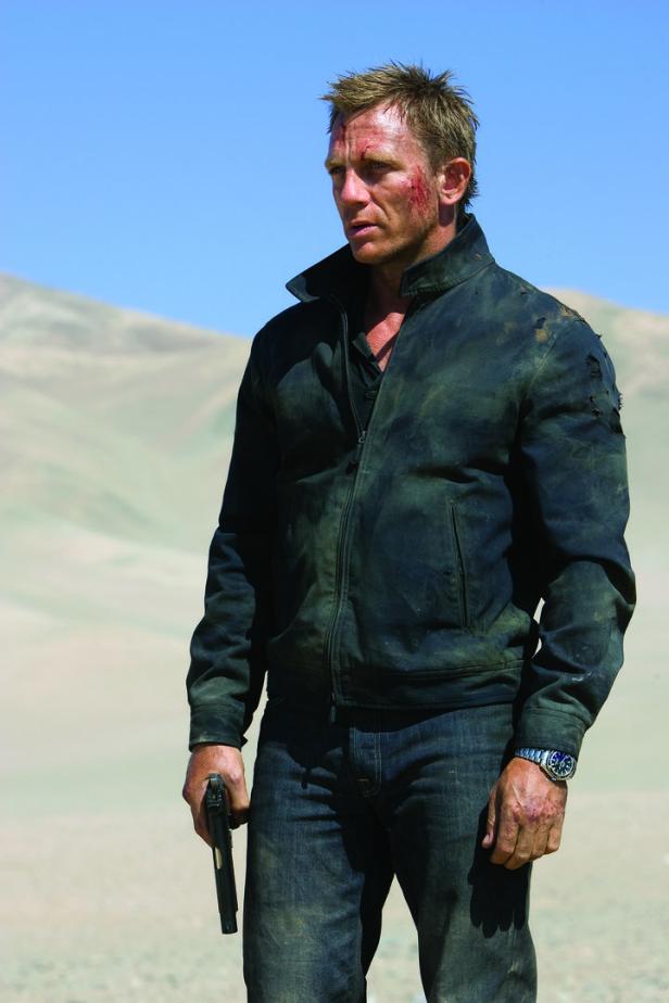 Daniel Craig als James Bond in „Ein Quantum Trost“ mit einer Waffe in der Hand.