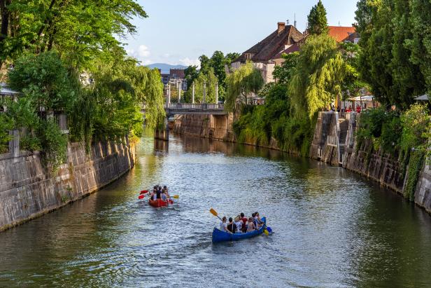 Zwei Kanus fahren auf dem Fluss Ljubljanica in Ljubljana, Slowenien.