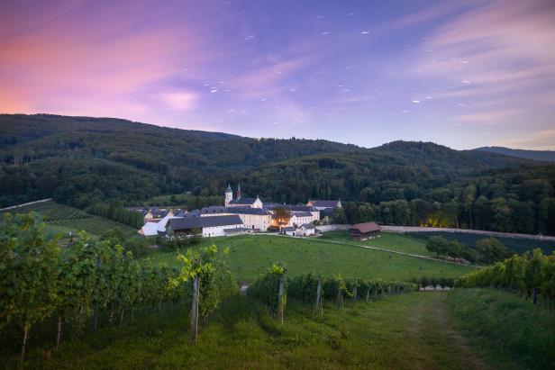 Das Stift Rein in der Steiermark unter einem sternenklaren Himmel.