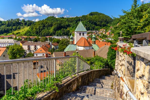 Blick von einer Treppe auf die Stadt Škofja Loka in Slowenien.