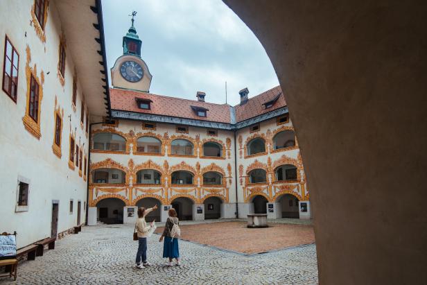 Zwei Frauen stehen im Innenhof von Schloss Kremsegg in Kremsmünster.