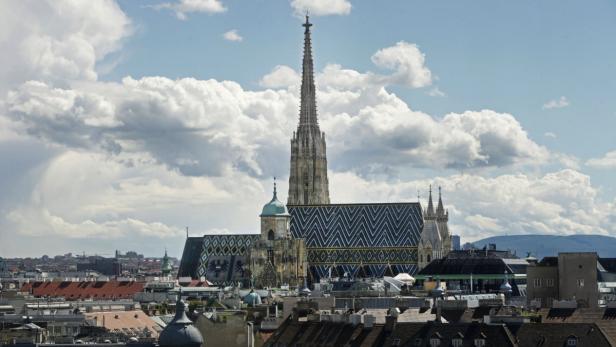 Der Stephansdom in Wien vor einem bewölkten Himmel.