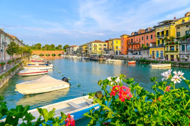 Boote liegen in einem Kanal in Peschiera del Garda, Italien.