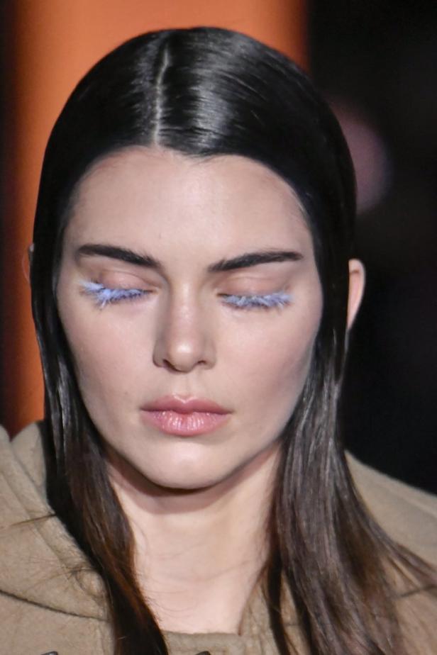 Kendall Jenner mit blauen falschen Wimpern und geschlossen Augen.