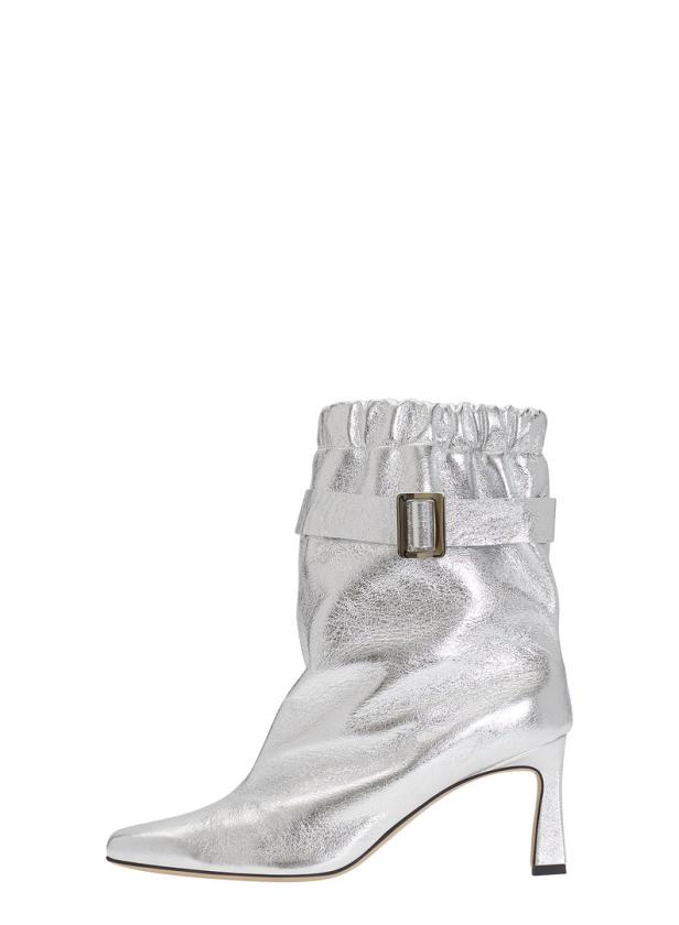 Ein silberner Damenstiefel mit Absatz und einem Riemen mit Schnalle.