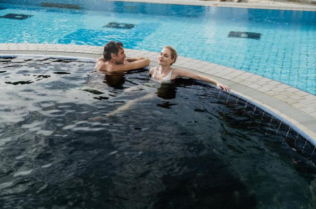 Ein Mann und eine Frau entspannen in einem Thermalbad.
