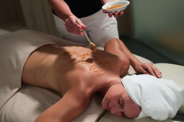 Eine Frau erhält eine Honigmassage im Spa.