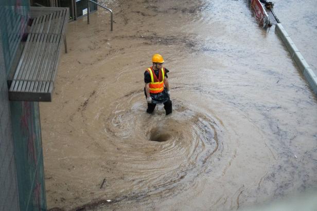 Schwerste Regenfälle seit 140 Jahren: Überschwemmungen in Hongkong