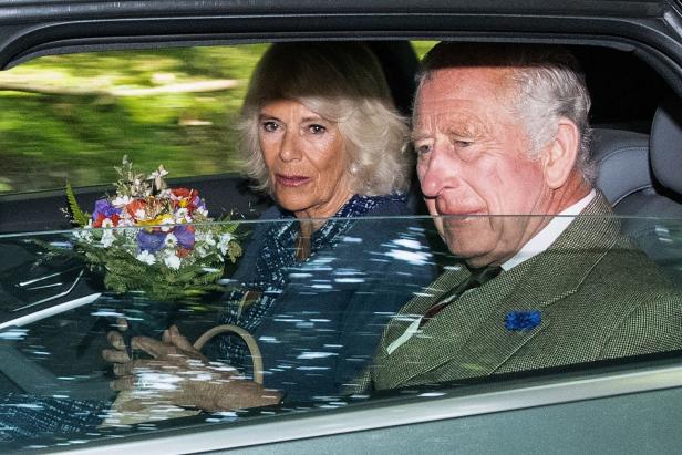Charles und Camilla nach dem Besuch des Gottesdienstes Camilla und Charles