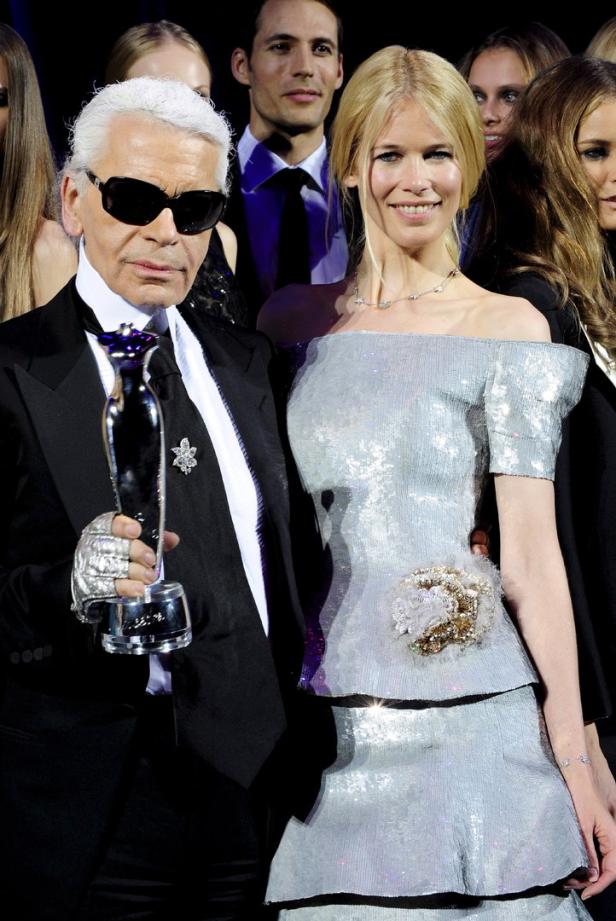 Karl Lagerfeld und Claudia Schiffer posieren zusammen für ein Foto.