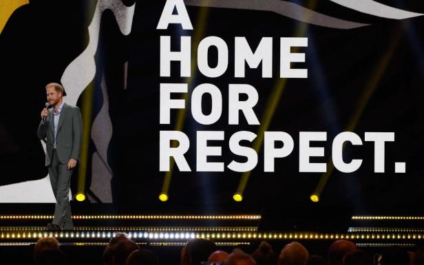 Prinz Harry spricht vor einem Hintergrund mit der Aufschrift „A Home For Respect.“.