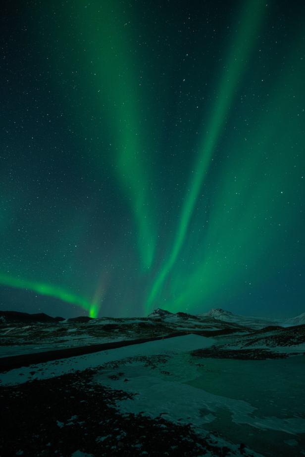 Polarlichter über einer isländischen Bergkette