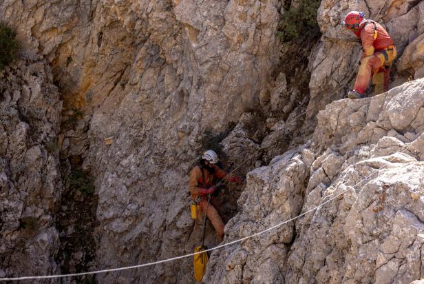 Rettungskräfte seilen sich in die Morca-Höhle in der Südtürkei ab. 