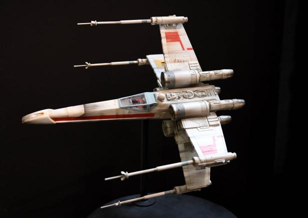 Ein Modell des X-Wing Raumschiffs aus Star Wars.