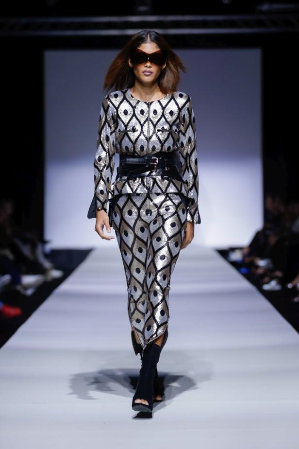 "Protest-Sisi" im Korruptions-Kleid bei der Fashion Week Vienna