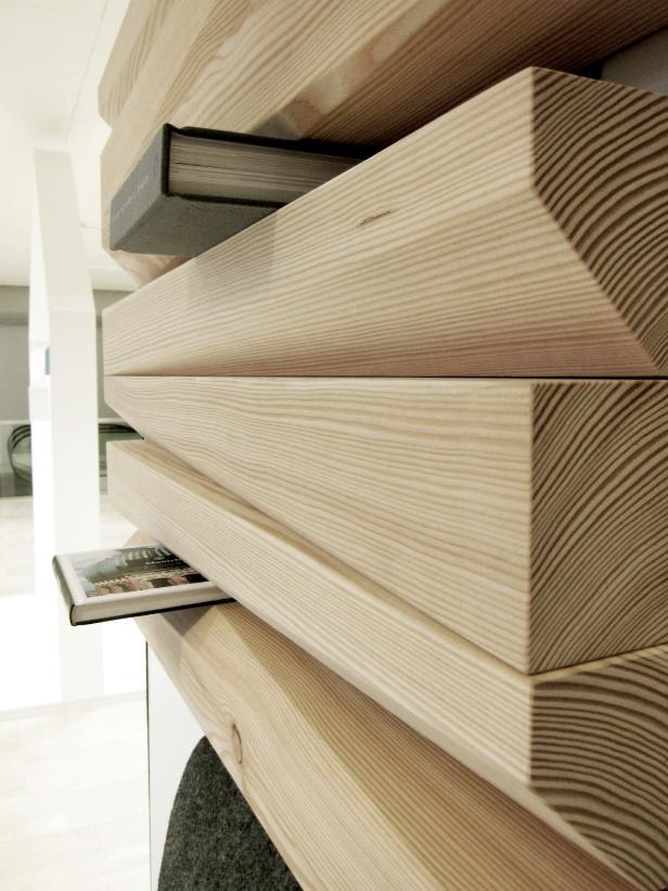 Ein Bücherregal aus hellem Holz mit zwei Büchern.