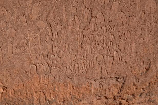 Namibische Fährtenleser analysieren Felsbilder aus der Steinzeit