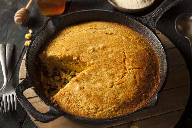 Hausgemachtes Maisbrot im Stil der Südstaaten USA, Cornbread.