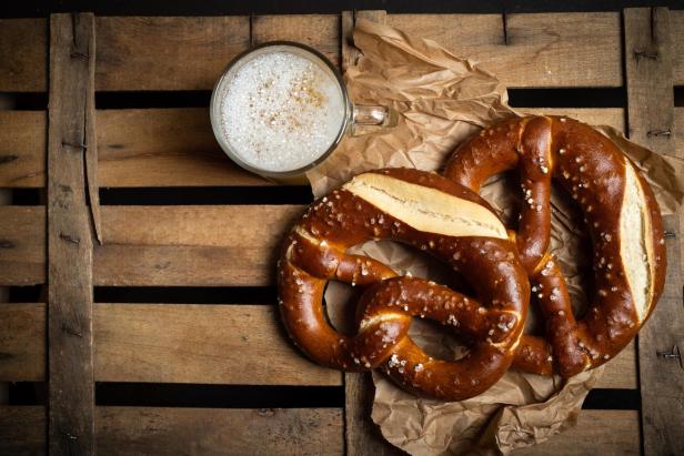 Deutsche Brezeln auf einem Holztisch mit Bier.