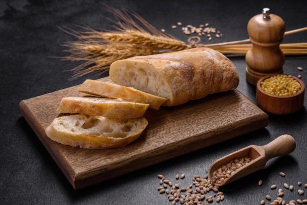 Aufgeschnittenes französisches Baguette auf einem Holzbrett.