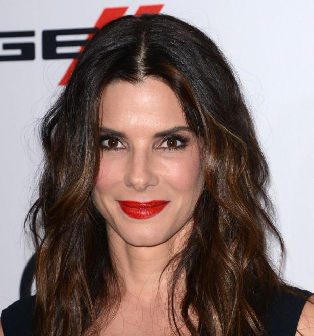 Porträt von Sandra Bullock mit rotem Lippenstift.