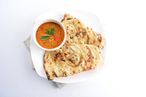 Indisches Roti-Brot mit roter Soße.