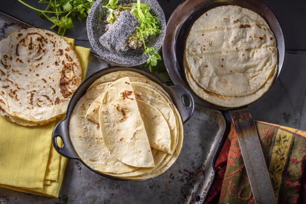 Mexikanische Tortillas in verschiedenen Pfannen angerichtet.