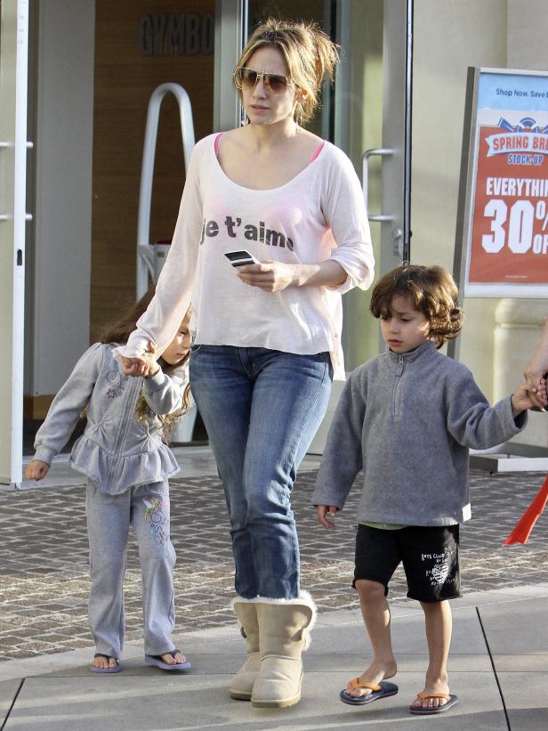 Jennifer Lopez geht mit ihren Kindern einkaufen.