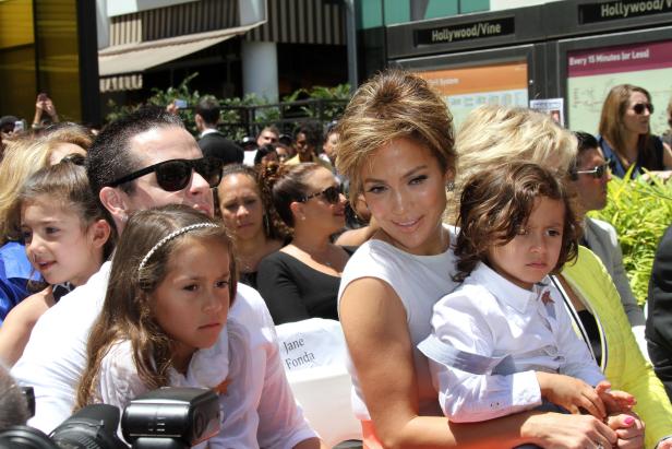 Jennifer Lopez hält ihren Sohn bei einer Veranstaltung in Hollywood.