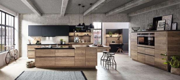 Eine moderne Küche im Loft-Stil mit Kochinsel und Arbeitsbereich.