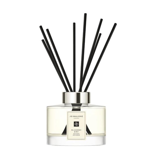 Ein „Blackberry & Bay“ Duftzerstäuber von Jo Malone London mit schwarzen Duftstäbchen.