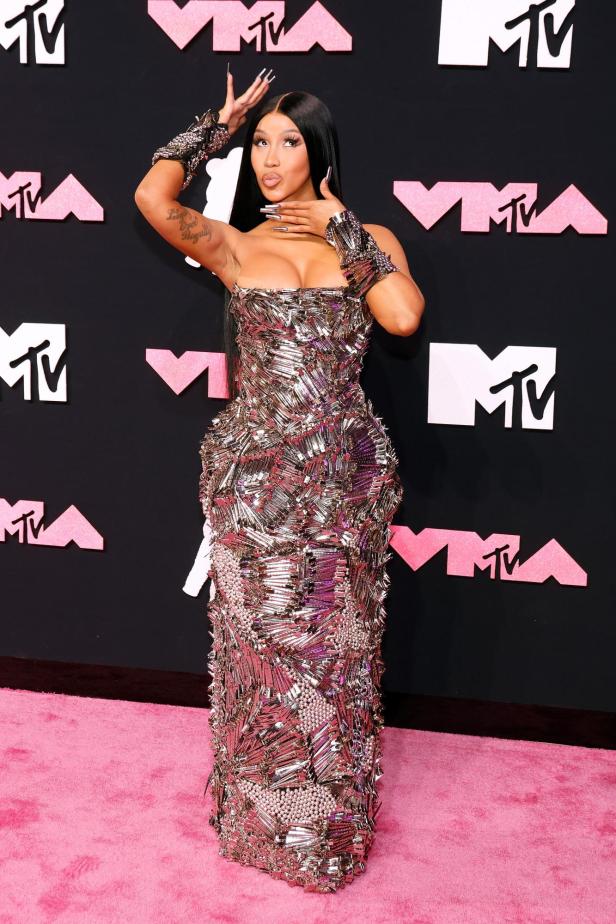 Cardi B auf den VMAs in einem silbernen Metall-Kleid.