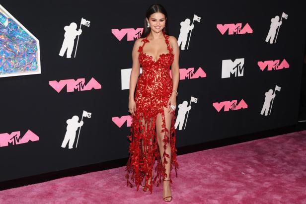 Selena Gomez auf den VMAs in einem roten Kleid mit Blumenapplikationen.