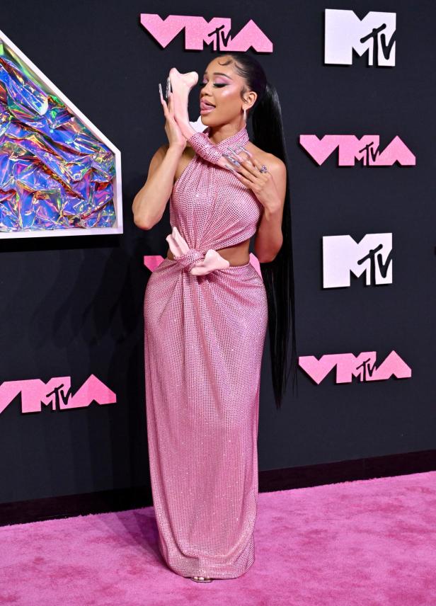 Saweetie bei den VMAs in einem pinken Kleid mit zwei Knochen.