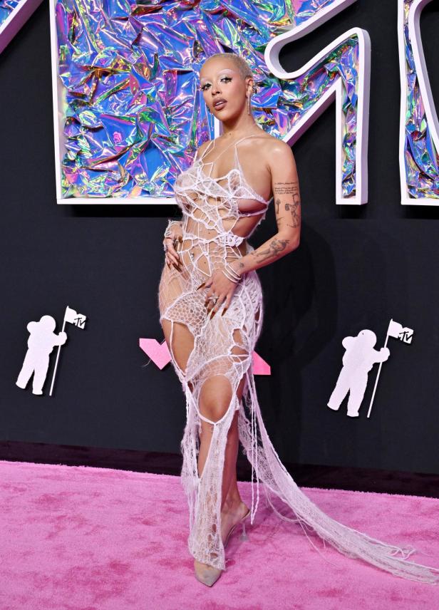 Doja Cat trägt ein Kleid aus Spinnweben bei den VMAs.
