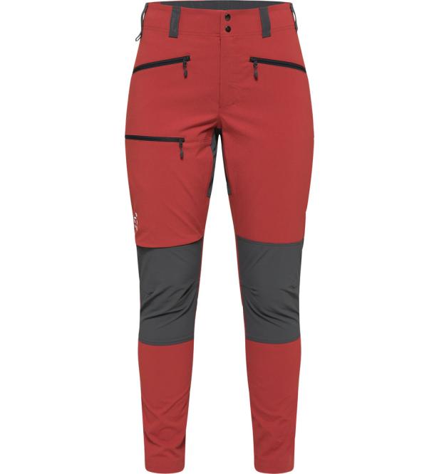 Eine rote Hose mit grauen Verstärkungen an den Knien und mehreren Reißverschlusstaschen.