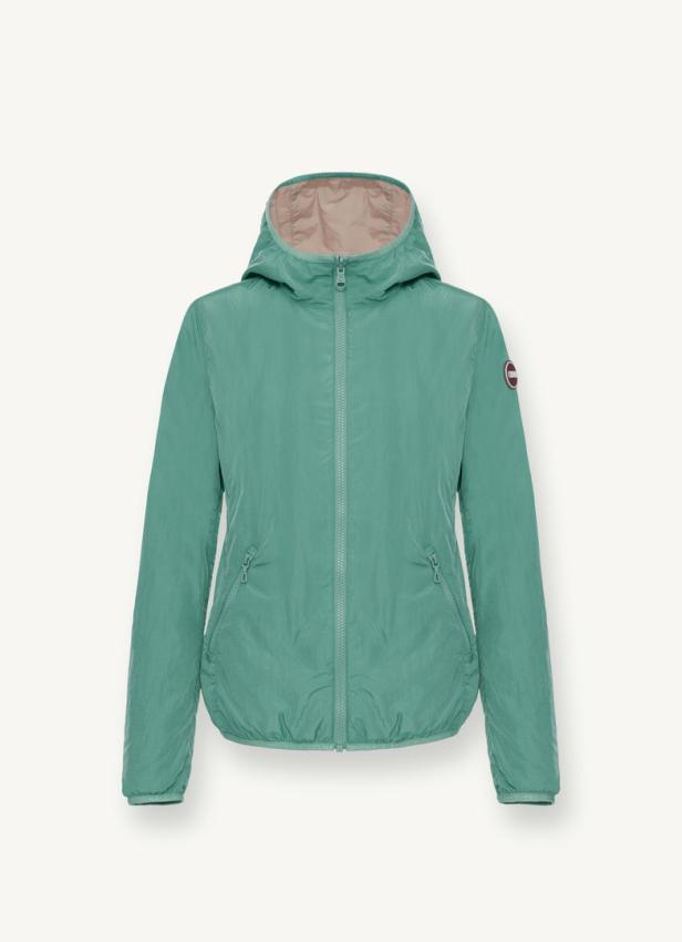 Eine hellgrüne, gefütterte Jacke mit Kapuze vor einem weißen Hintergrund.