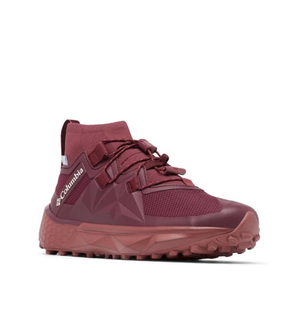 Ein burgunderfarbener Columbia Schuh mit hohem Schaft und Schnürsenkeln steht auf einem weißen Hintergrund.