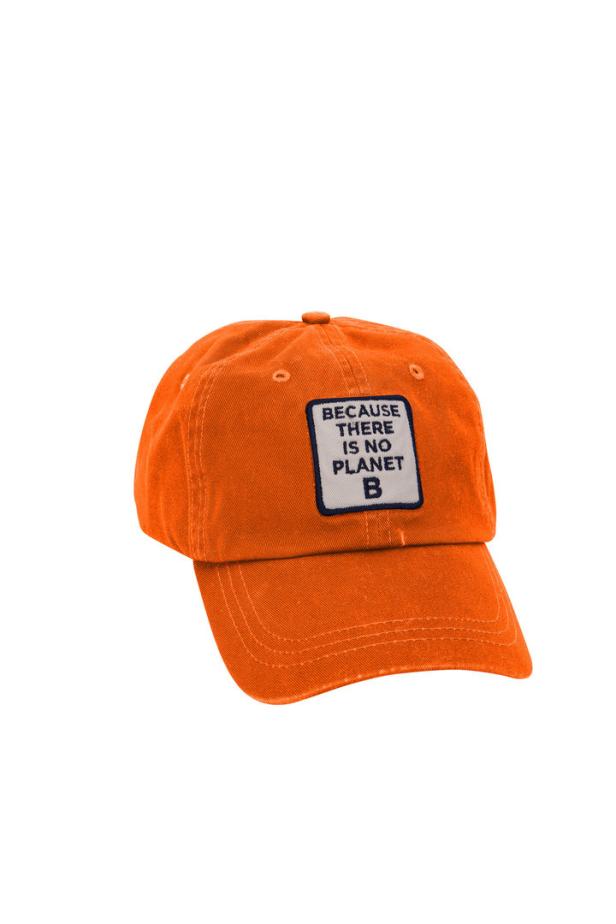 Eine orangefarbene Baseballkappe mit einem Aufnäher, der „Because there is no Planet B“ zeigt.